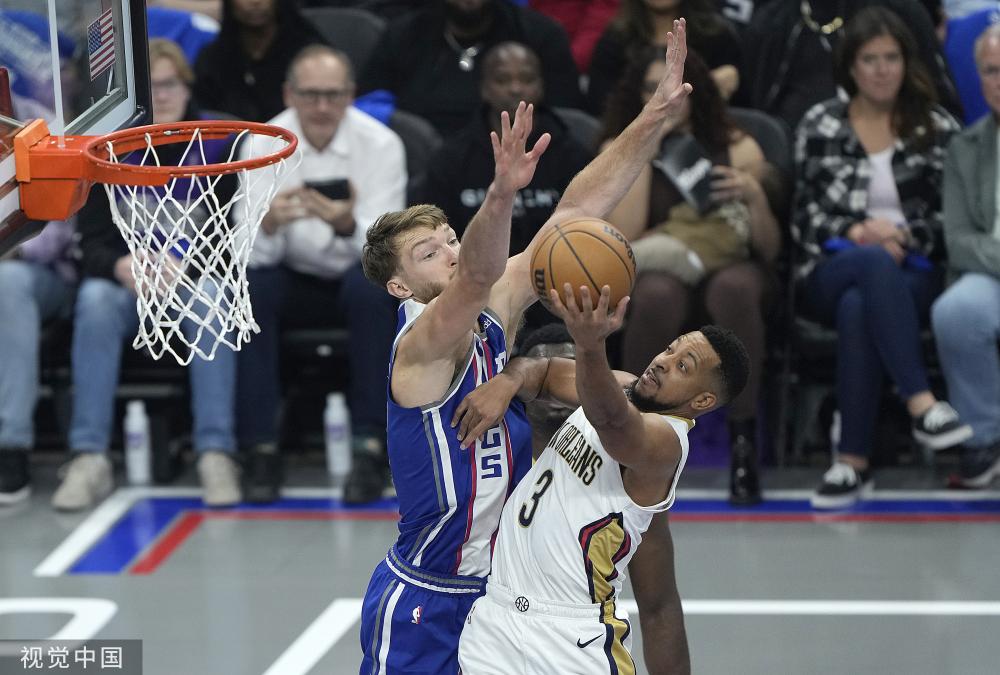 尽管他具有 尽管他具有